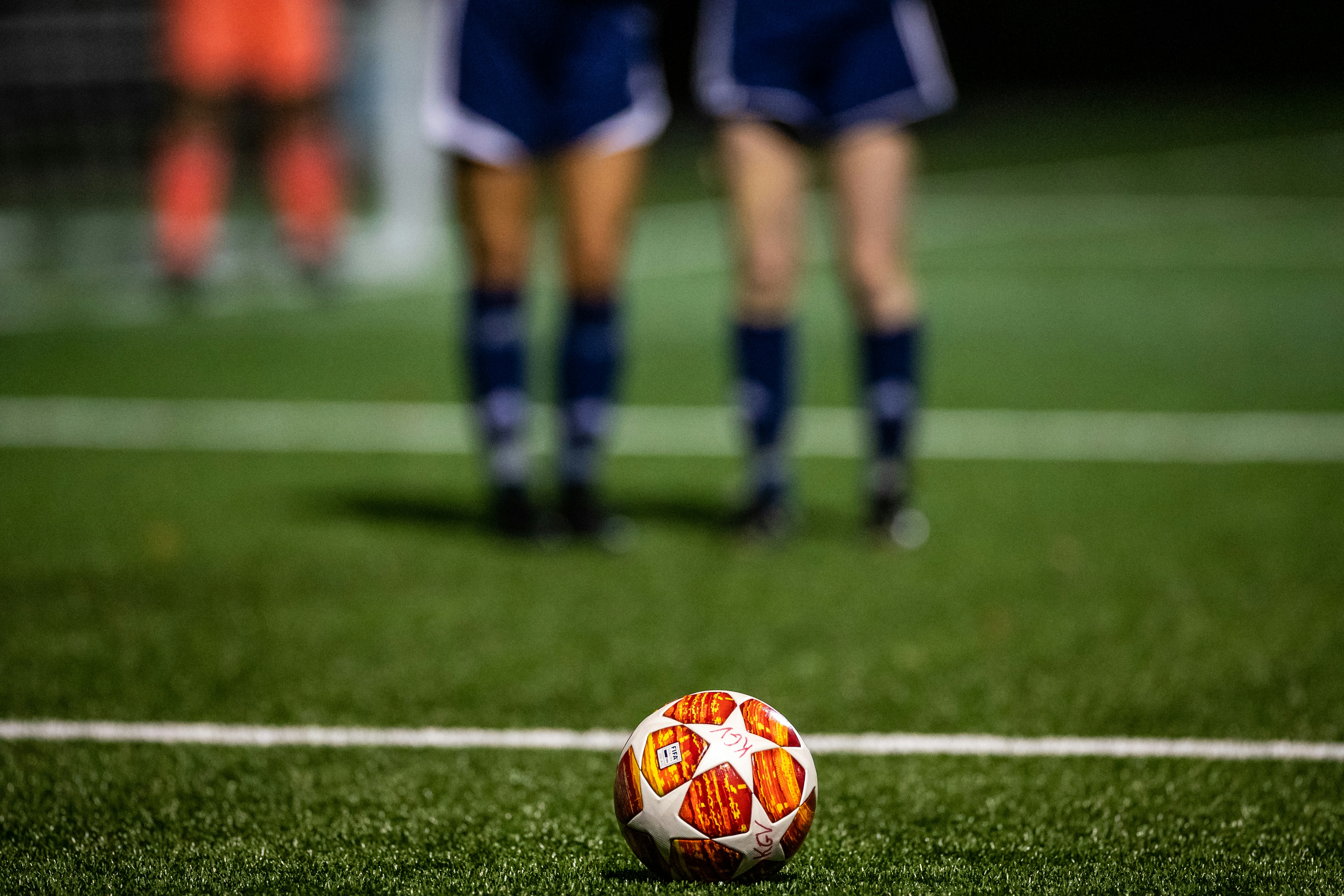 Beim Menschenkicker beziehungsweise Human Soccer übernehmen Menschen die Rolle klassischer Tischkicker-Figuren.