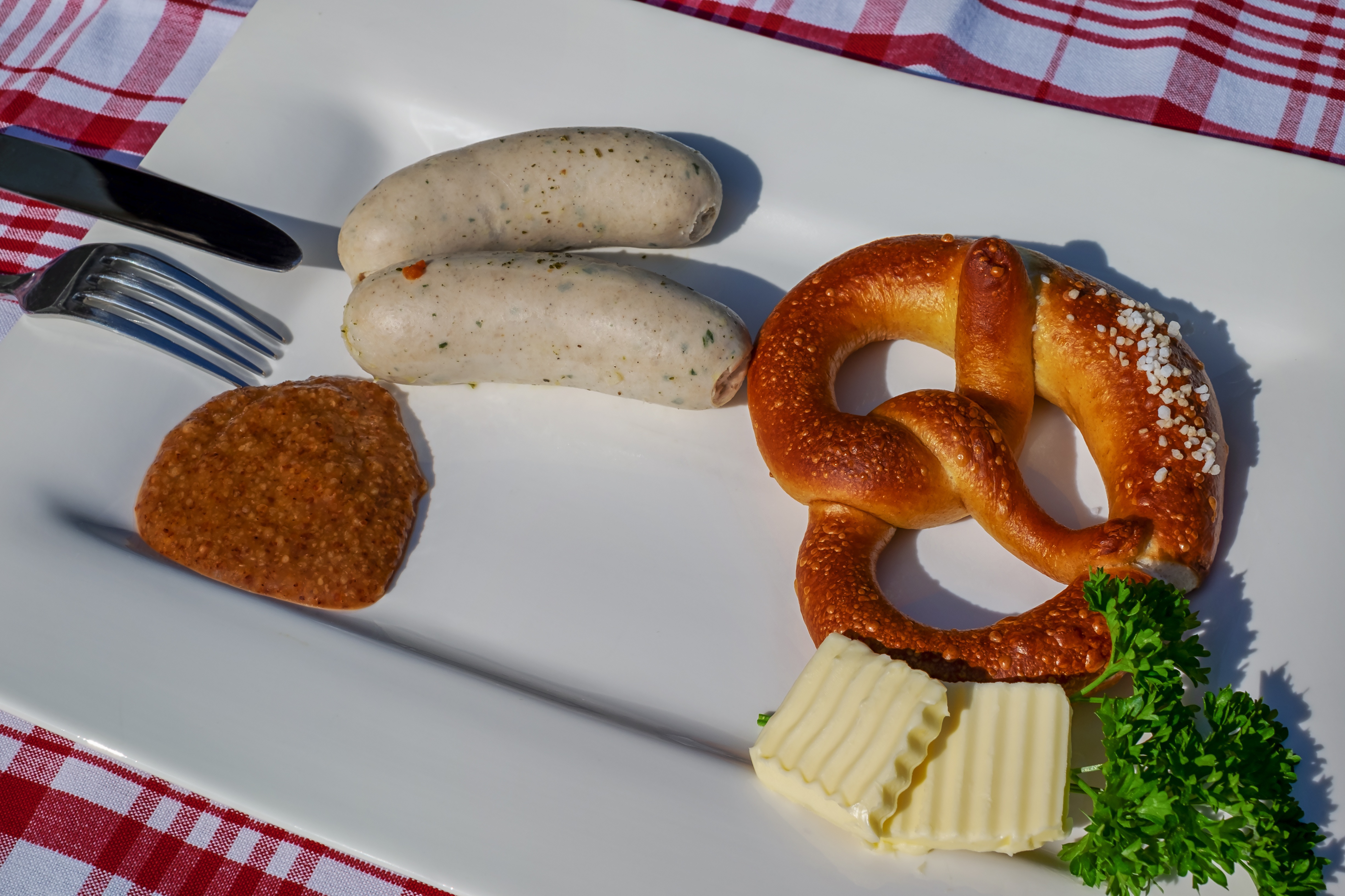 Weißwürste richtig servieren mit Breze und süßem Senf