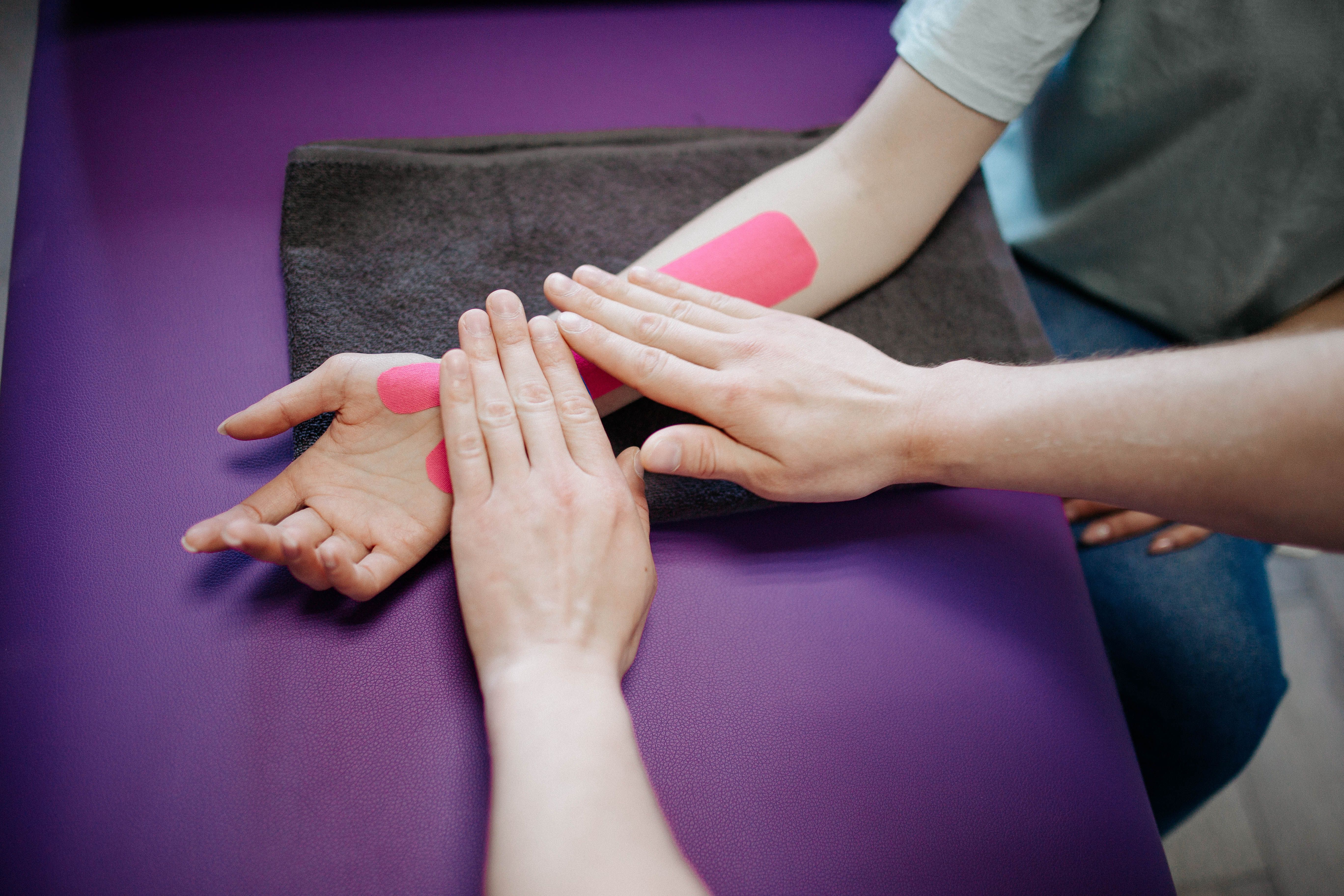 weniger deskriptiv, mehr inhaltlich Ergotherapeutische Handtherapie kann die Beweglichkeit und Funktion der Hände verbessern und die Selbstständigkeit im Alltag fördern.
